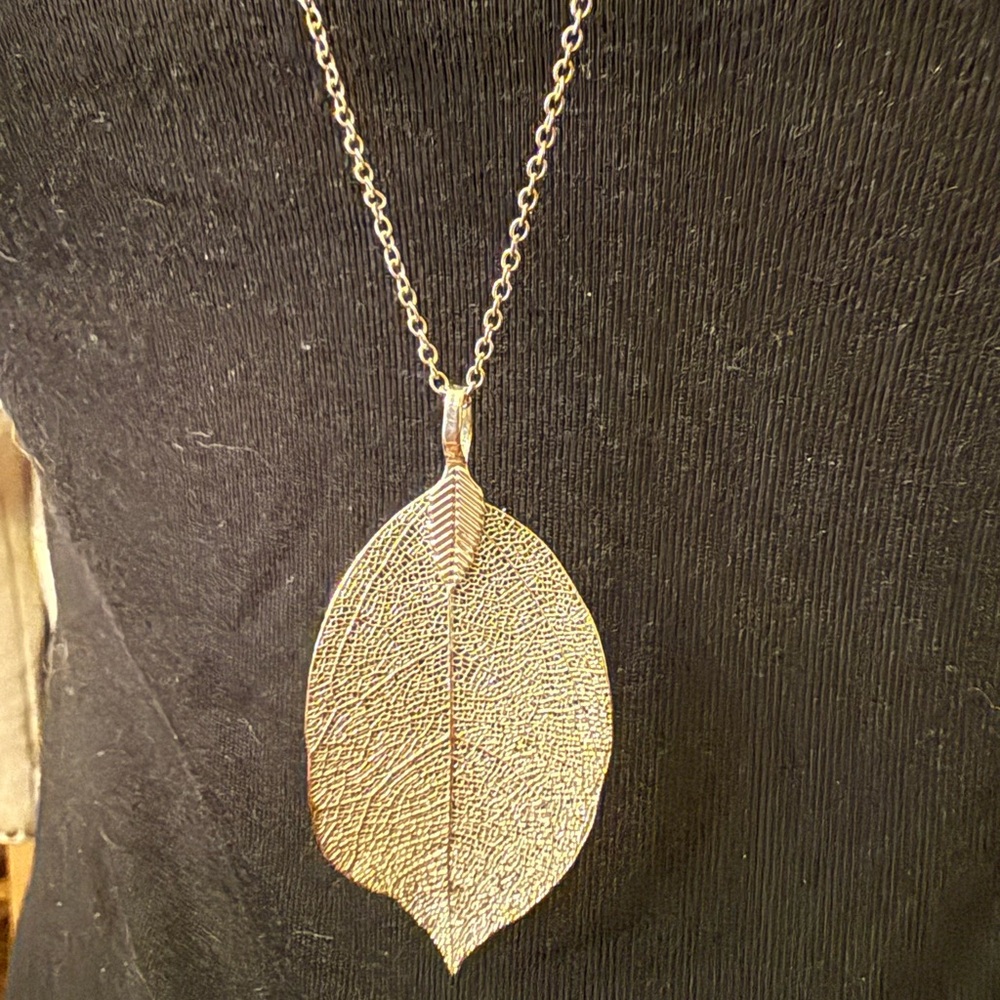 Elegant Costume Silver Leaf Pendant Necklace